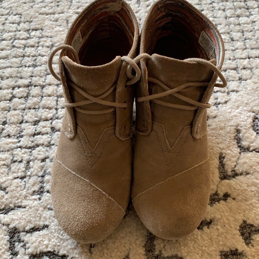 Tom’s lace up booties.
